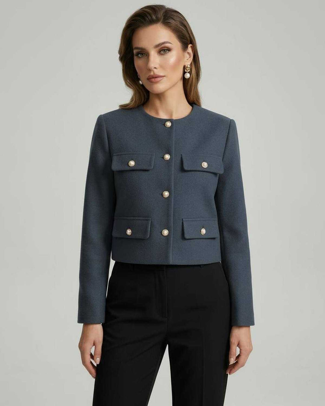 Chaqueta elegante de mujer con botones dorados, estilo sofisticado y entallado, ideal para oficina o look chic.