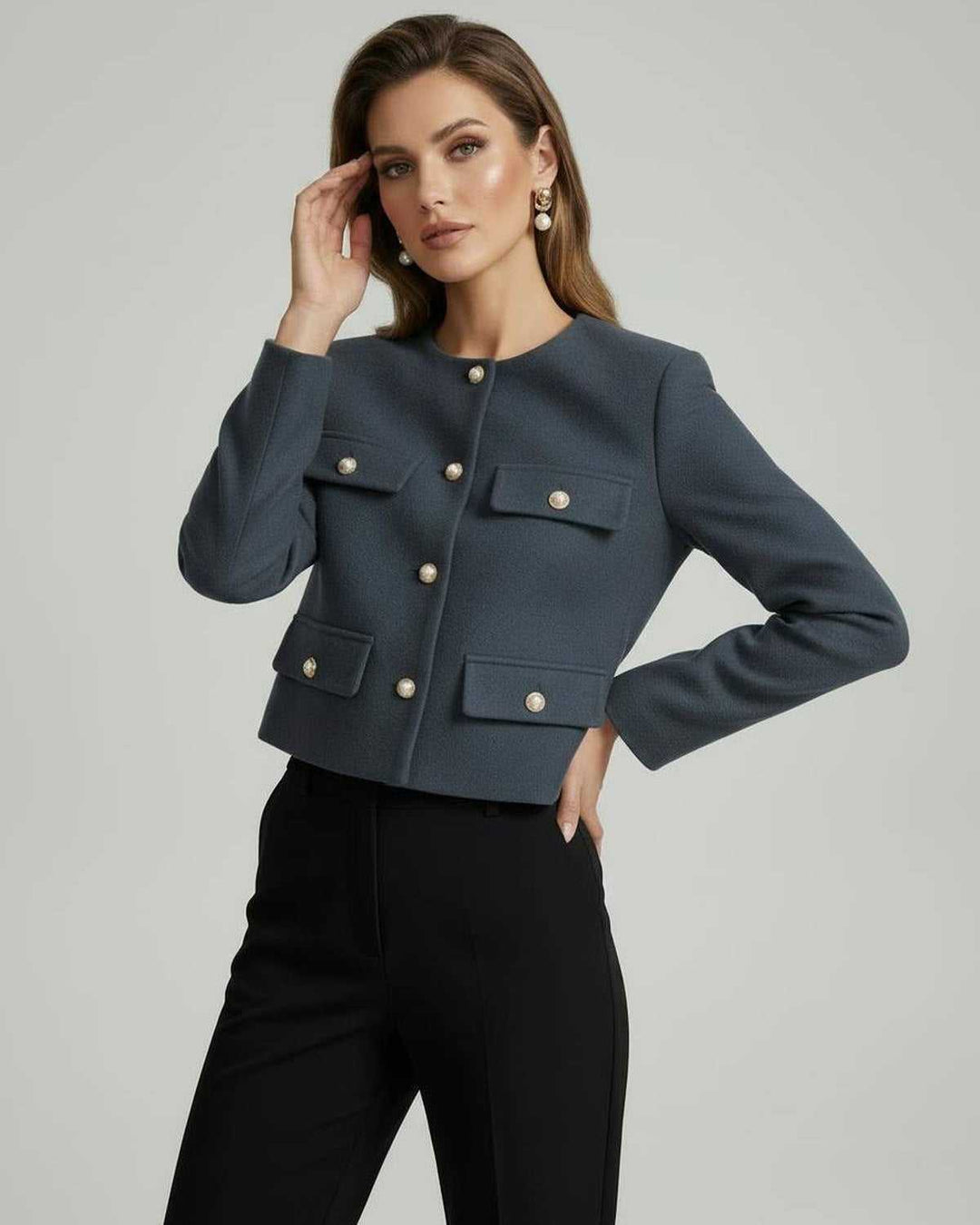 Chaqueta entallada de moda femenina con cuello solapa y botones dorados, estilo casual chic y sofisticado.