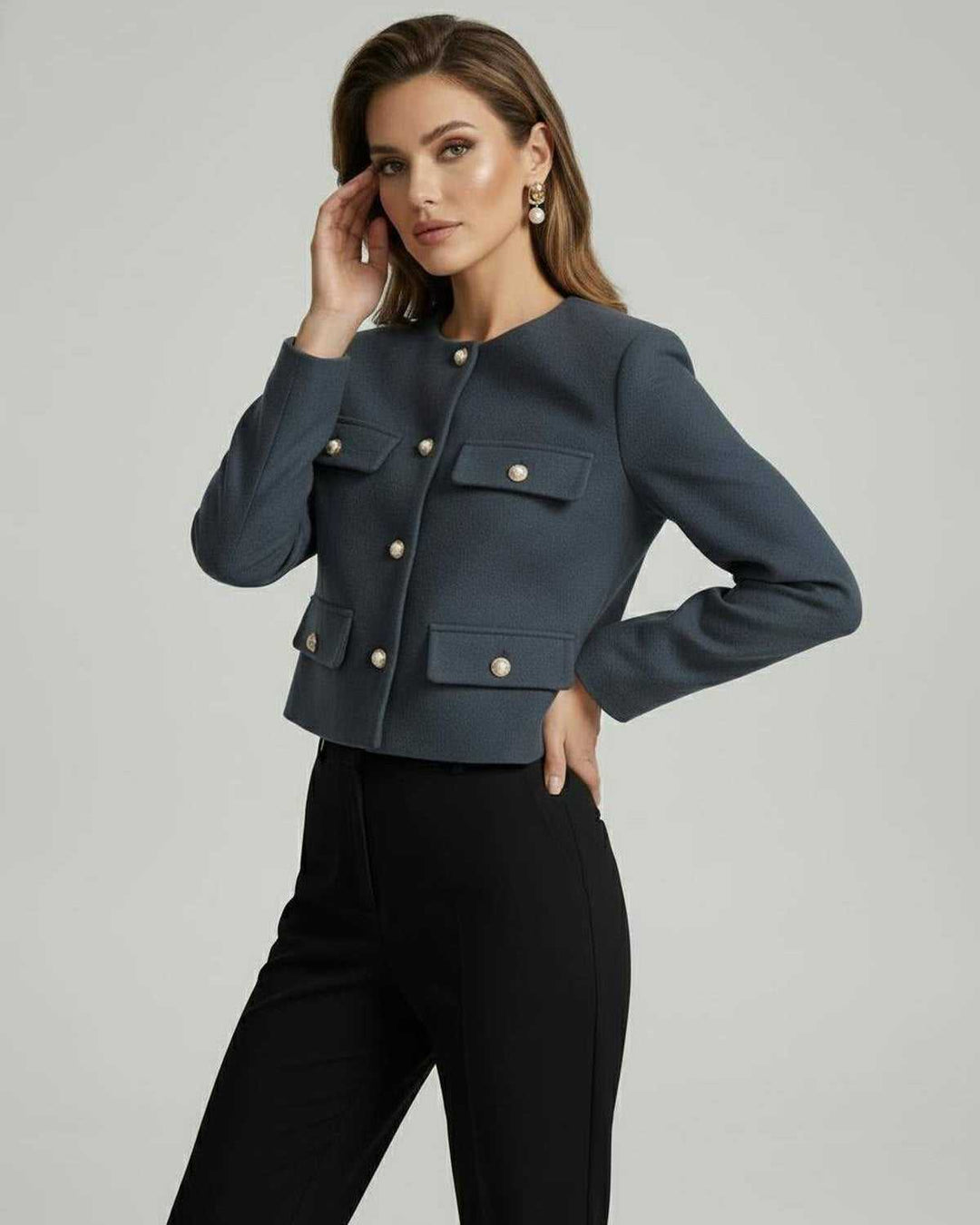 Estilo sofisticado en esta chaqueta de mujer con botones dorados que realzan su diseño elegante y moderno.