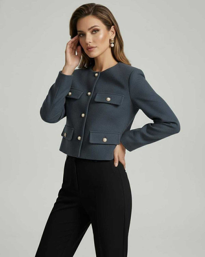 Estilo sofisticado en esta chaqueta de mujer con botones dorados que realzan su diseño elegante y moderno.