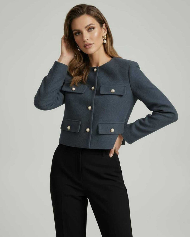 Chaqueta de mujer formal, tejido premium, con botones dorados. Versátil para oficina o atuendo elegante diario.