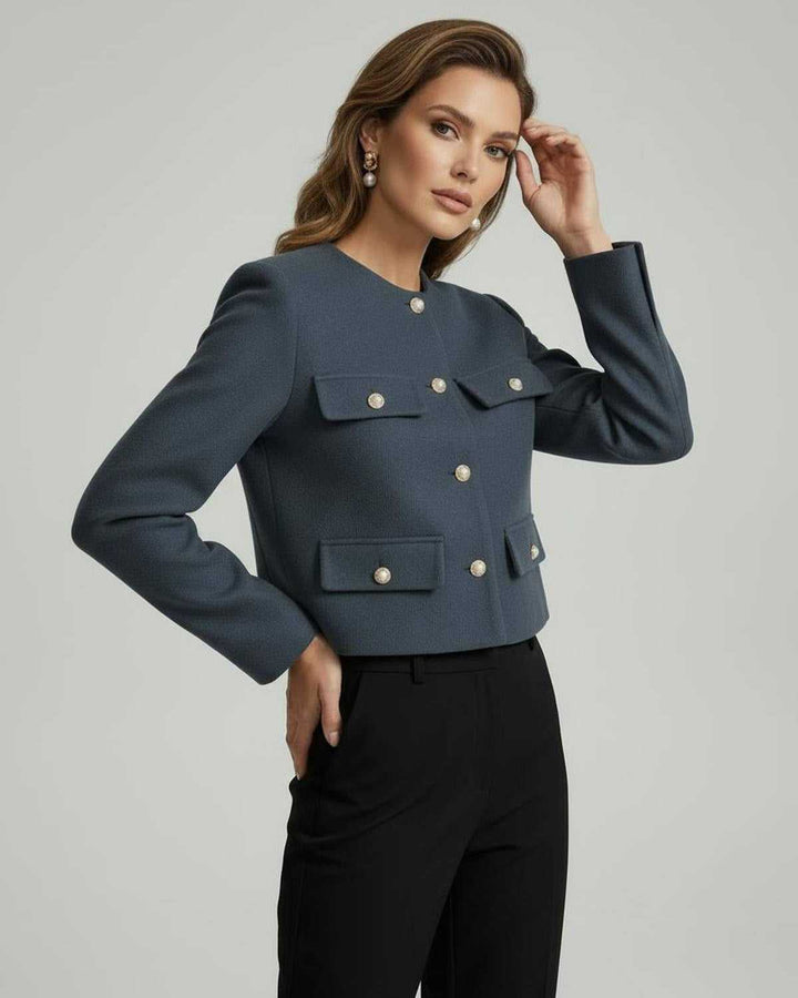 Chaqueta de mujer negra con botones dorados, estilo sofisticado. Perfecta para un look nocturno o evento formal.
