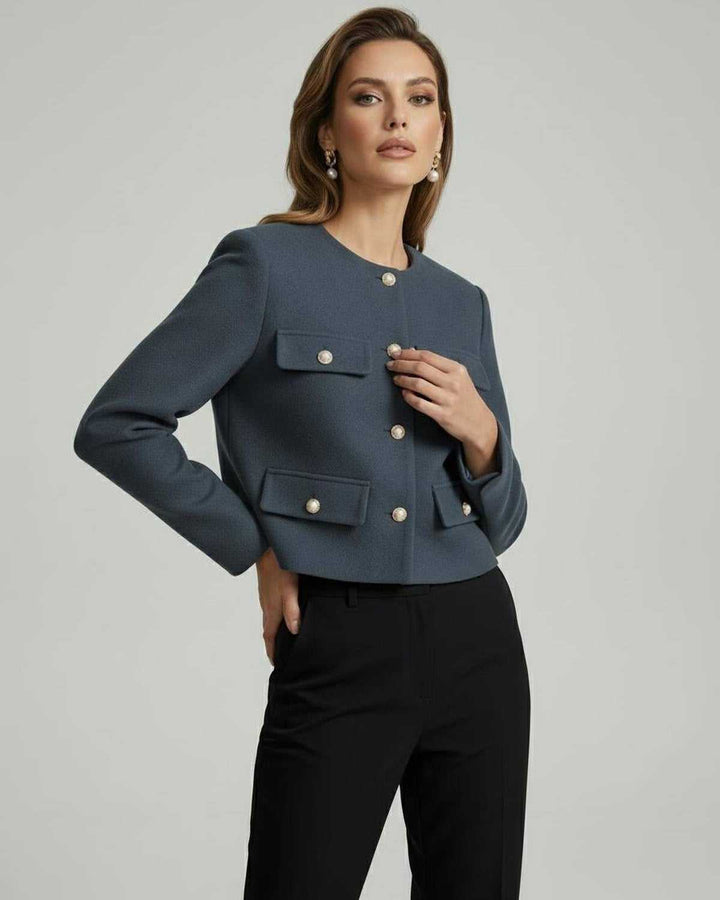 Chaqueta de mujer entallada, ideal para ropa de oficina o eventos, con botones dorados para un toque distintivo.