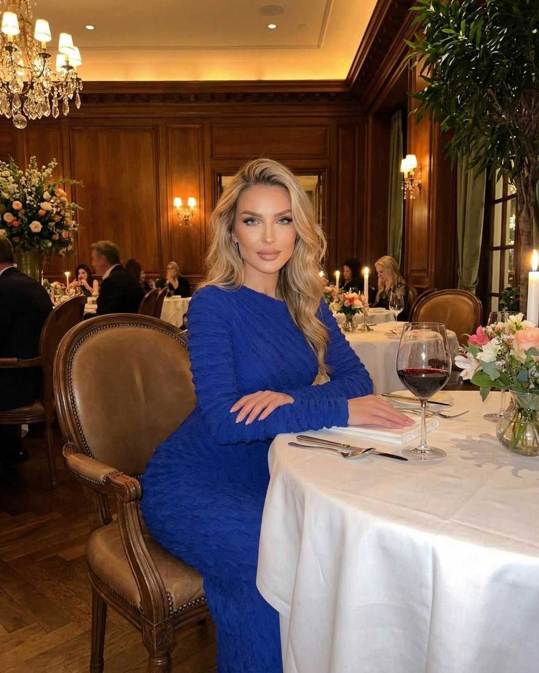 Versátil vestido maxi elegante azul real, ajustado y de manga larga, perfecto para fiestas, cócteles o noches especiales.