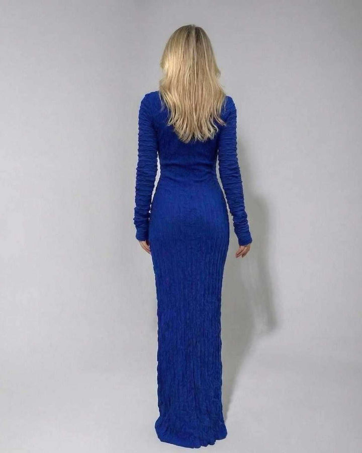 Vestido maxi ajustado de manga larga azul real para mujer, ideal para noches elegantes y reuniones formales.