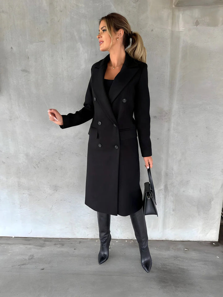 Vista trasera de abrigo de mujer, estilo casual elegante. Ropa exterior moderna para otoño e invierno.