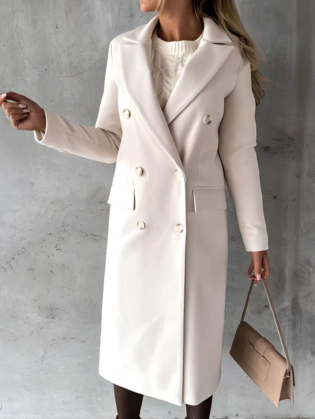 Abrigo de mujer con cuello alto y botones, estilo elegante casual. Calidez y moda para el invierno.