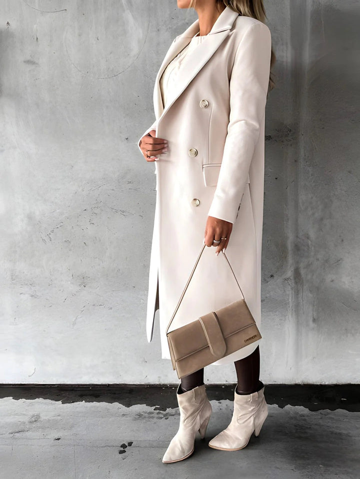 Chaqueta de mujer suave y cálida, estilo casual elegante. Moda femenina confortable para invierno y otoño.
