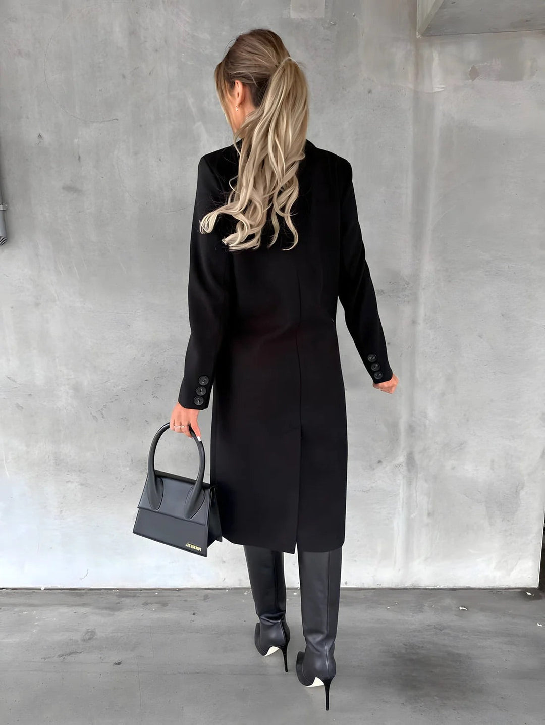Abrigo de mujer cerrado, diseño elegante casual. Protege del frío con estilo en otoño e invierno.