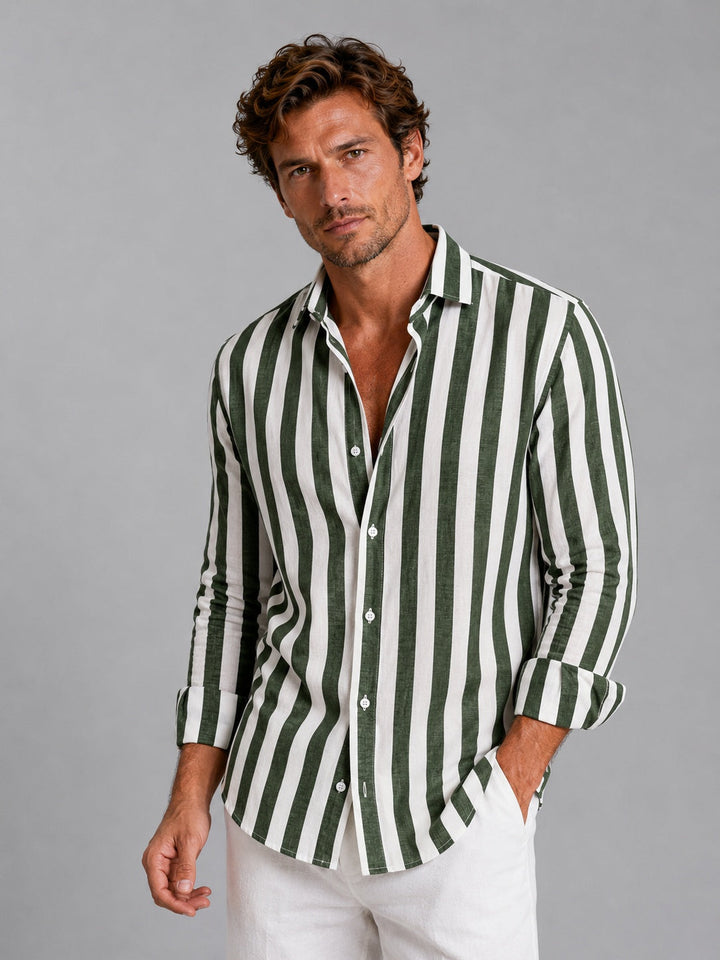 Detalle de camisa de lino a rayas para hombre. Tejido ligero y fresco, perfecto para cualquier ocasión casual.