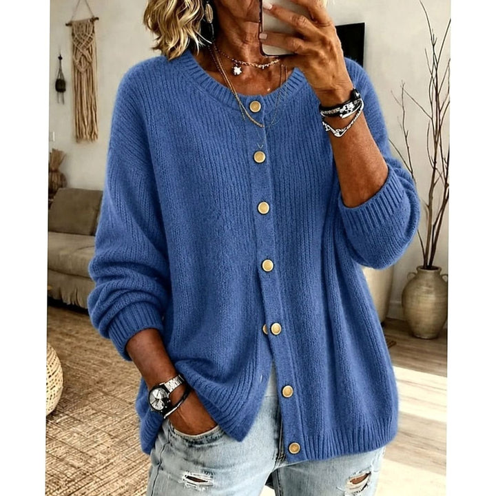 Detalle de botones en cárdigan de punto para mujer. Cuello redondo, estilo relajado. Moda casual de entretiempo.