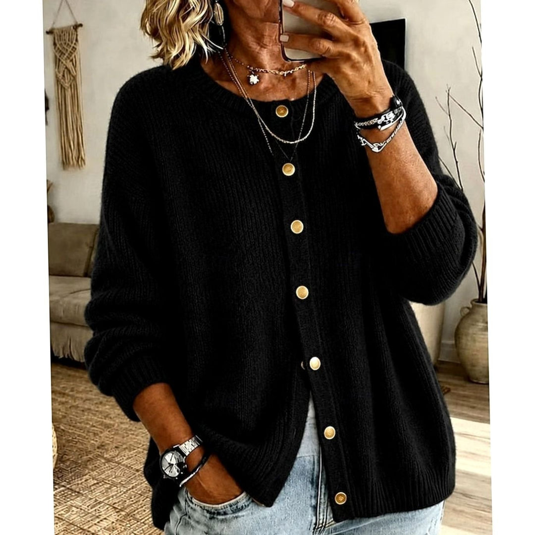 Cárdigan de mujer de punto con cuello redondo y botones. Estilo relajado y suave, ideal para moda de entretiempo.