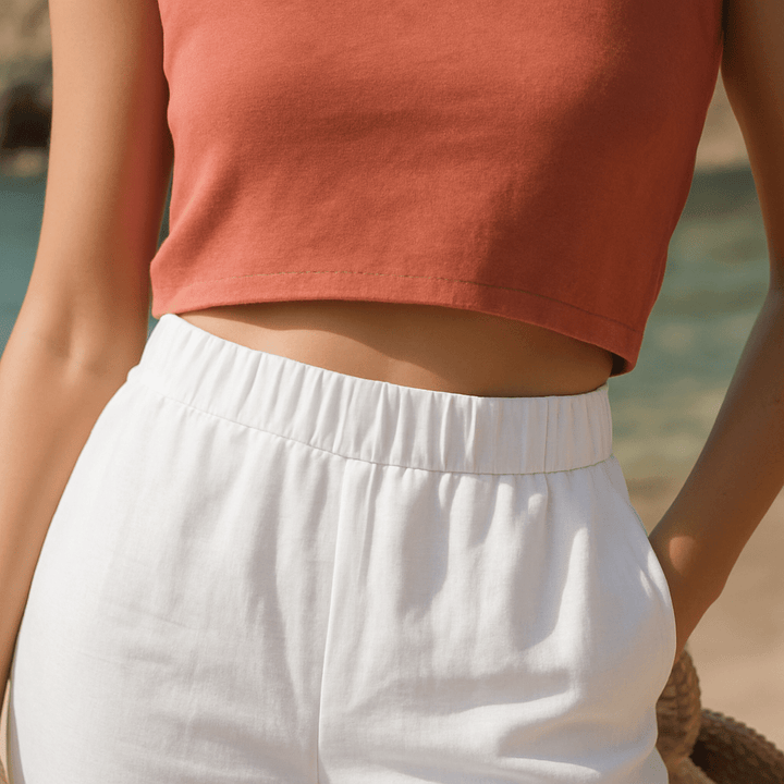 Mujer con pantalones de lino frescos y cómodos, perfectos para un outfit casual de verano.