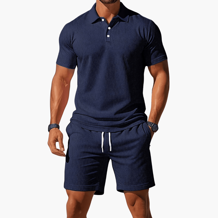 Hombre vistiendo cómodo conjunto de polo manga corta y short, moda masculina casual de verano.