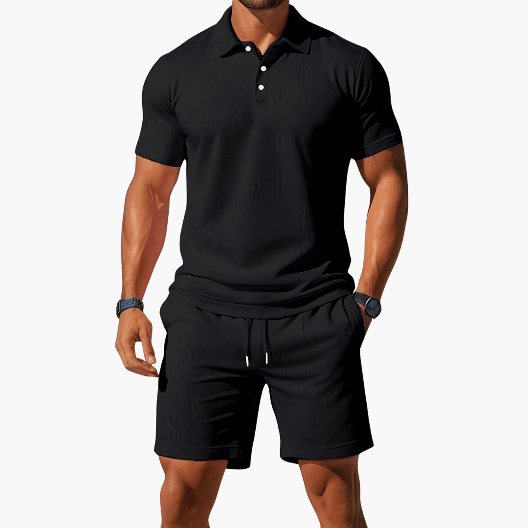 Moda casual masculina: conjunto de polo y pantalón corto ideal para el confort y estilo.