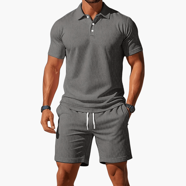 Set de ropa masculina de verano: polo elegante y pantalón corto casual, confort total.