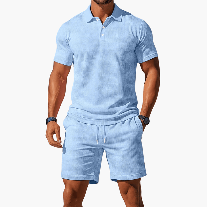 Conjunto casual de polo y pantalón corto para hombre, ideal para verano y clima cálido.