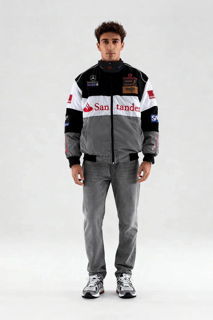 Modelo con chaqueta de carreras vintage unisex. Estilo retro atemporal, perfecta para automovilismo o look casual.