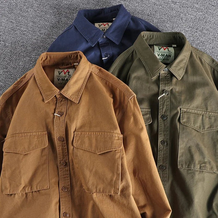 Primer plano de los bolsillos cargo en camisa casual de hombre. Ideal para un look urbano.
