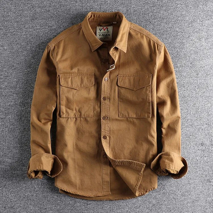 Camisa casual de hombre, diseño moderno con bolsillos cargo. Esencial en moda masculina urbana y cómoda.