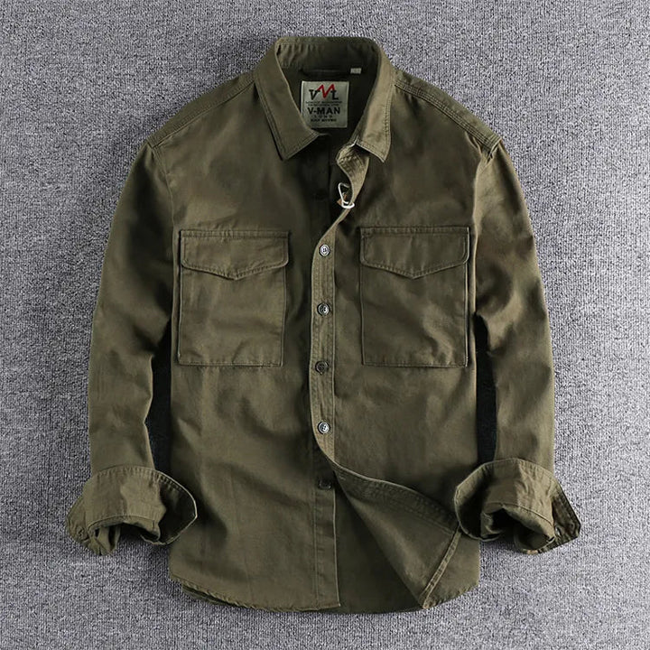 Camisa de hombre manga larga, estilo urbano con bolsillos cargo. Prenda versátil y funcional para el día a día.