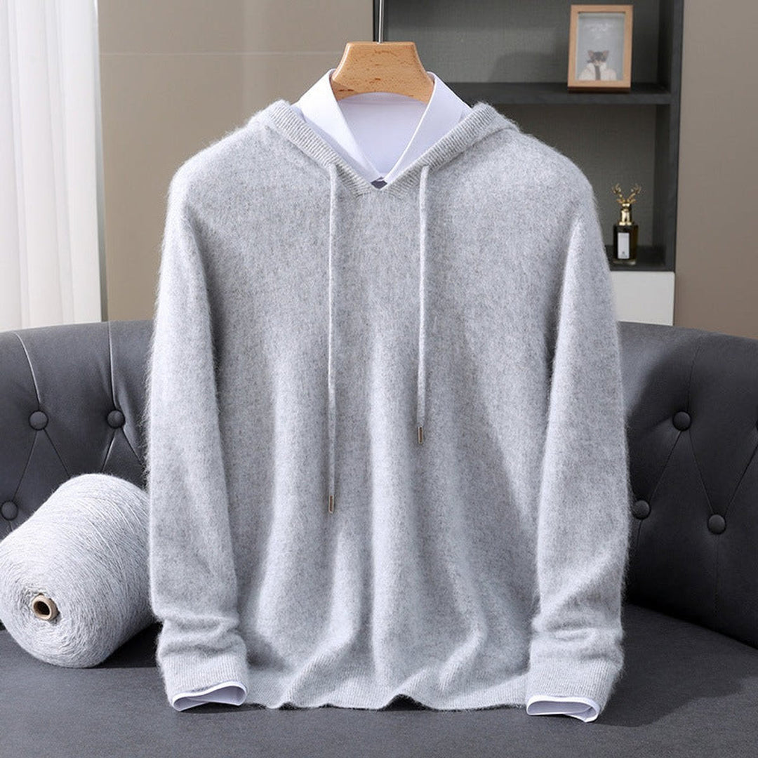 Hombre vistiendo jersey con capucha, tejido suave y cómodo, ideal para un look casual y relajado.