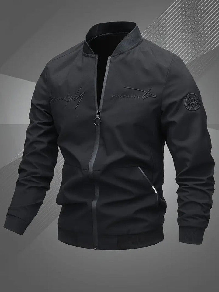 Chaqueta bomber de hombre con cremallera resistente, diseño casual para uso diario.