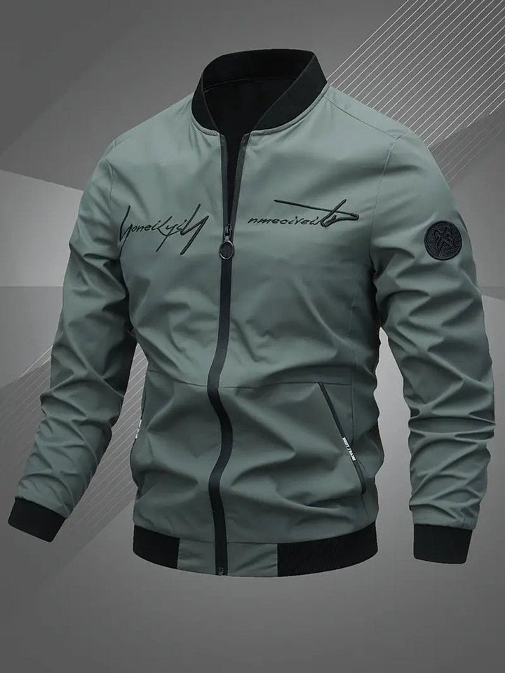 Chaqueta bomber ligera de hombre, estilo casual con cremallera, perfecta para capas.