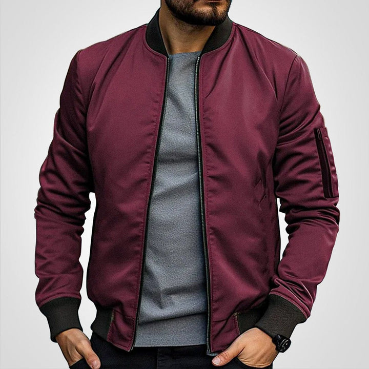 Hombre modelando chaqueta bomber entallada. Estilo casual moderno, perfecta para cualquier ocasión.