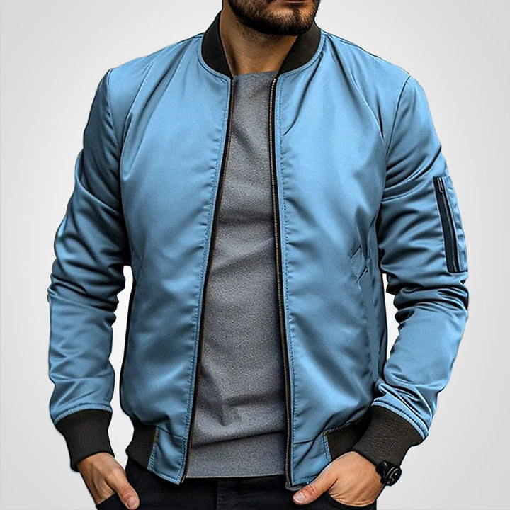 Detalle de la chaqueta bomber entallada para hombre. Cremallera frontal y puños elásticos.