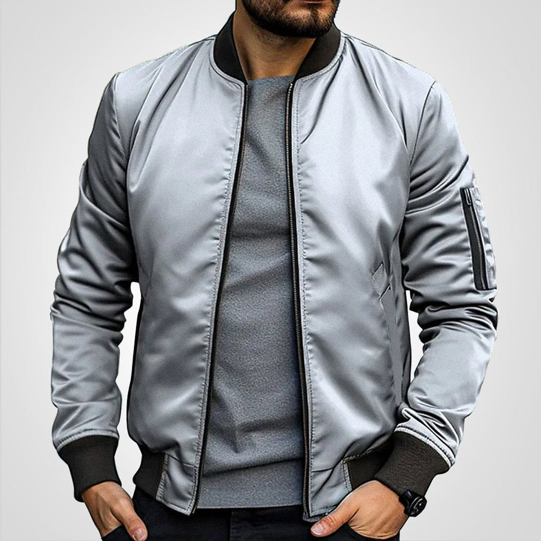 Estilosa chaqueta bomber de hombre, entallada y moderna. Versátil para looks de otoño-invierno.