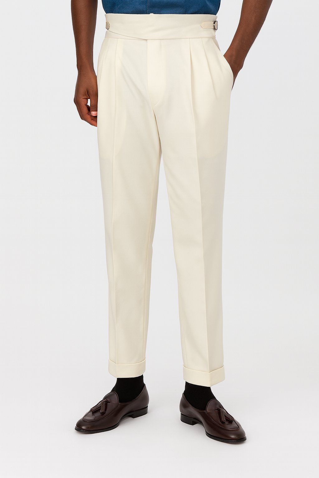 Pantalón de hombre casual con pliegues, cordón ajuste y pierna recta. Ideal para un estilo cómodo y moderno.