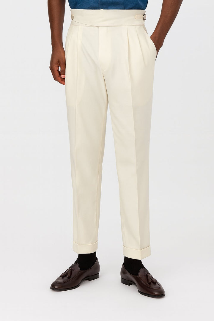 Pantalón de hombre casual con pliegues, cordón ajuste y pierna recta. Ideal para un estilo cómodo y moderno.