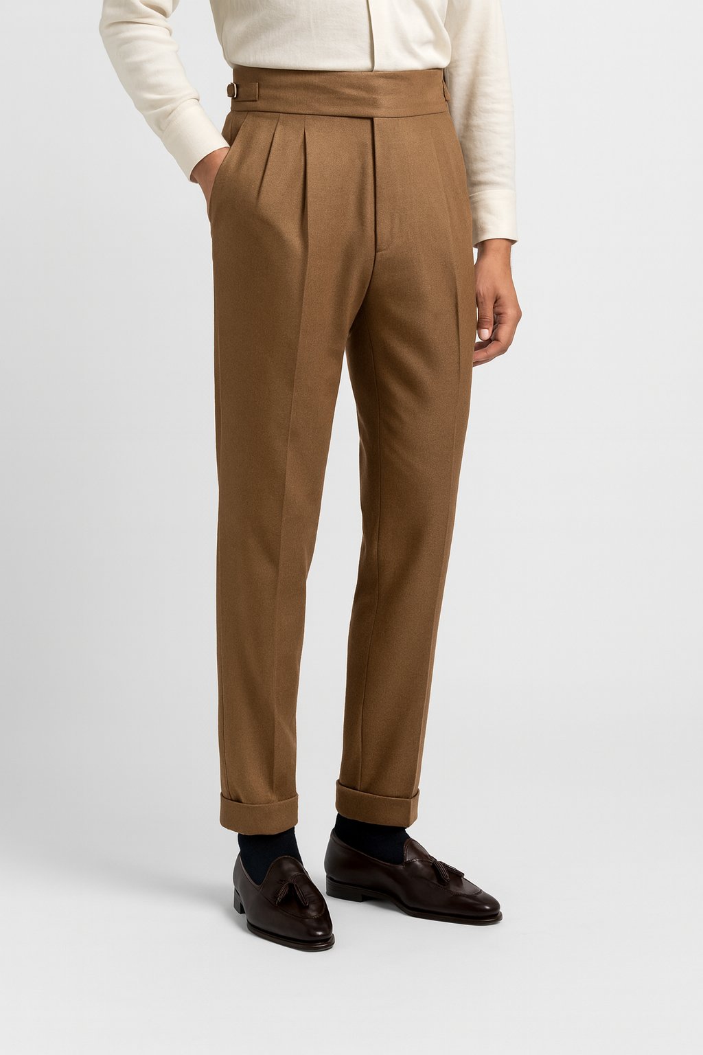 Pantalón de hombre elegante con talle alto y pliegues. Perfecto para moda masculina de verano, combinando confort y estilo.