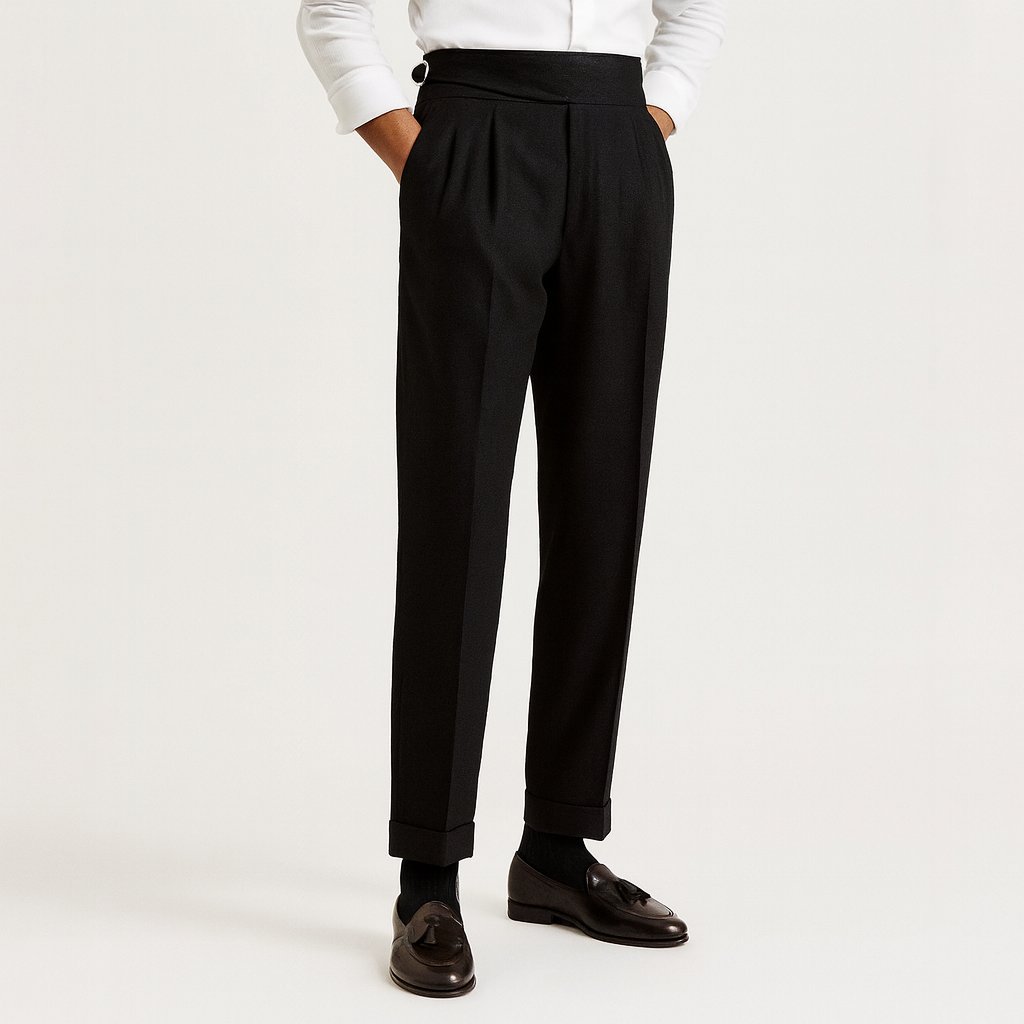 Pantalón de vestir para hombre con pliegues y cordón. Combina confort casual y estilo elegante, perfecto para tu vestuario diario.