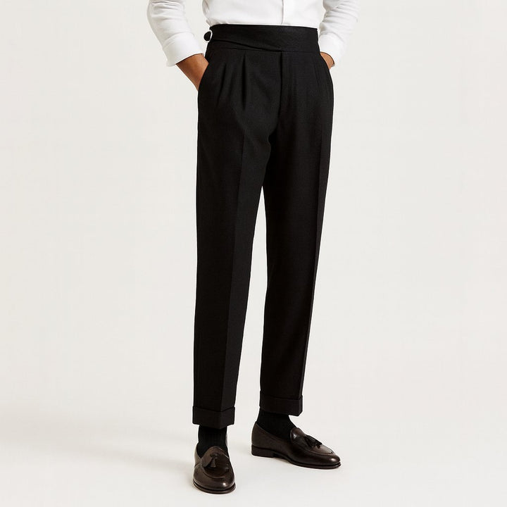 Pantalón de vestir para hombre con pliegues y cordón. Combina confort casual y estilo elegante, perfecto para tu vestuario diario.