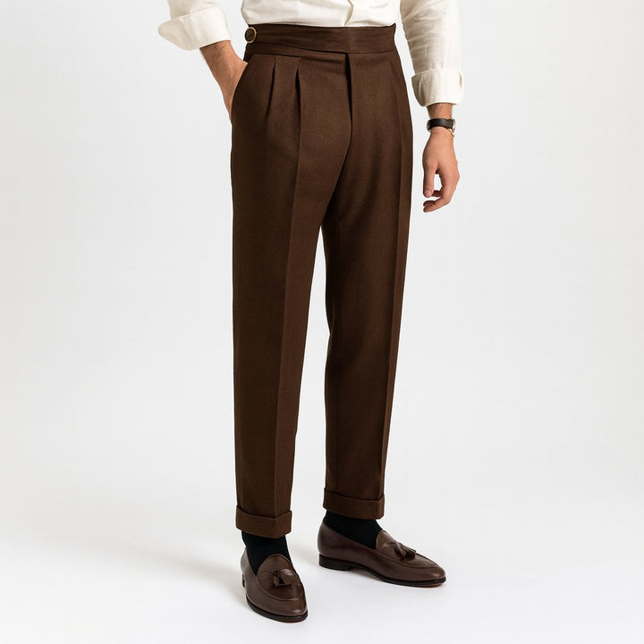 Pantalón de hombre con cordón de ajuste y pliegues delanteros. Diseño de pierna recta que ofrece un look moderno y versátil.