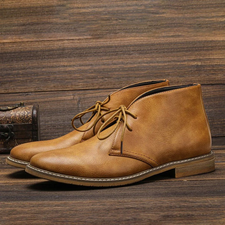 Botines chukka de hombre en cuero marrón, diseño clásico con cordones para un look casual o formal.