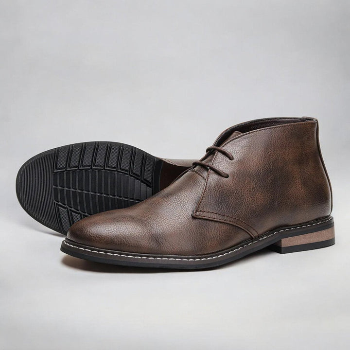 Botines chukka clásicos con cordones para hombre, calzado casual y elegante. Perfectos para moda masculina.