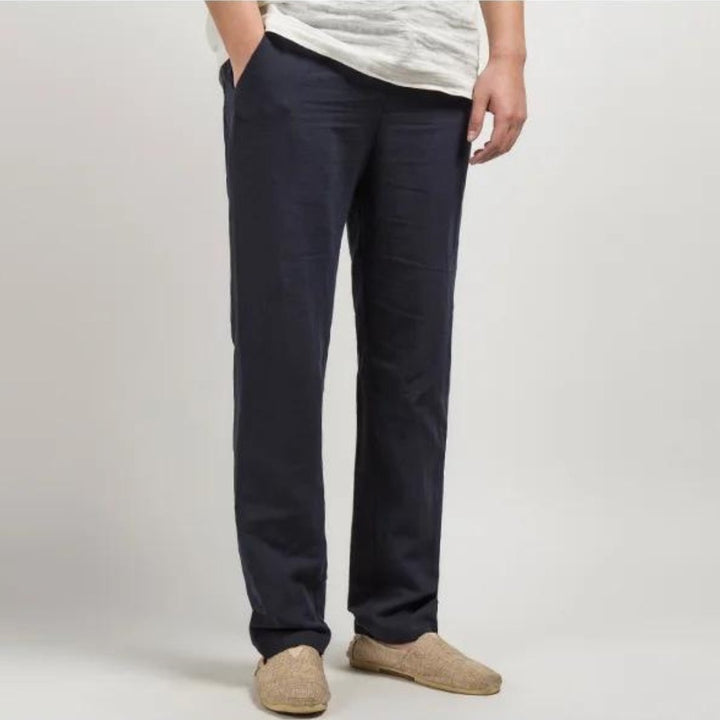 Pantalón masculino corte recto, cintura elástica. Confort superior para uso diario y ocio. Ropa casual versátil.