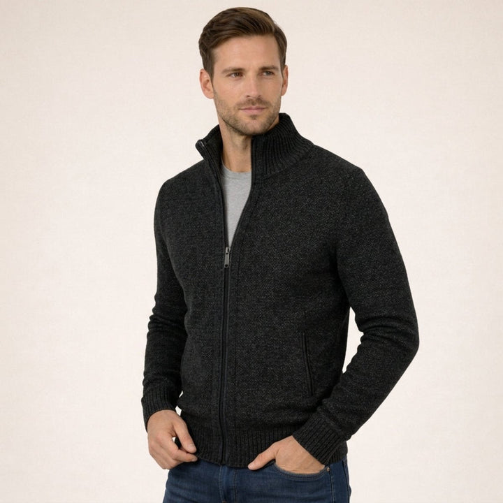 Suéter versátil de hombre con cremallera, cuello alto y ajuste cómodo para la moda masculina.