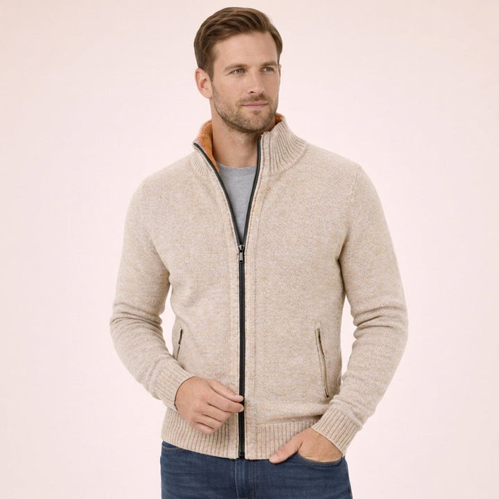 Jersey elegante de hombre con cremallera frontal y cuello alto, ideal para ropa casual y oficina.
