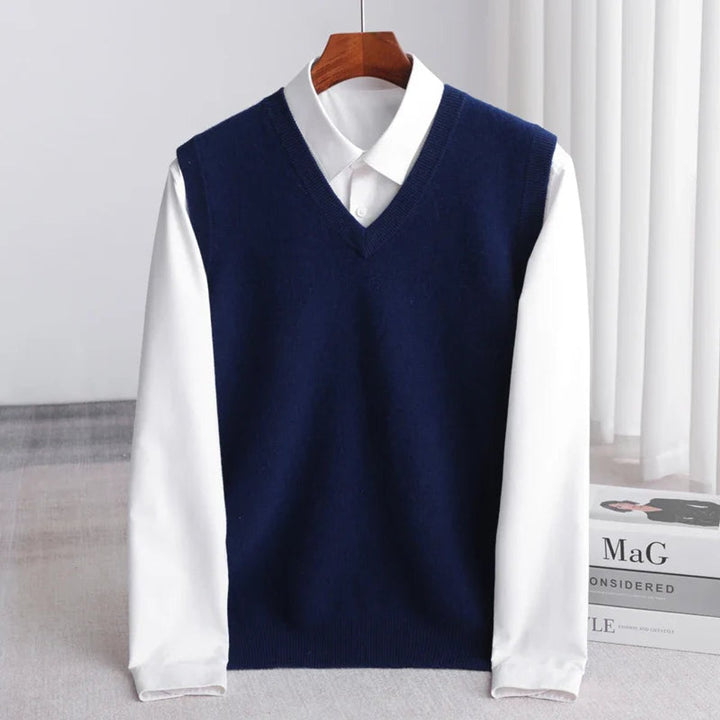 Chaleco de lana merino para hombre, cuello en V, un básico esencial para un look pulcro.