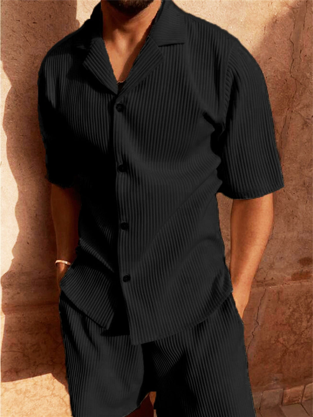 Moda masculina: Conjunto cómodo y fresco de camisa texturizada y pantalón corto para hombre, estilo veraniego.