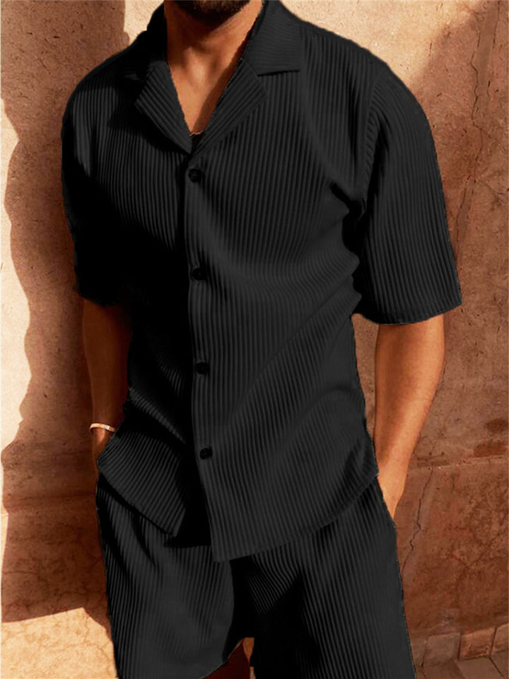 Moda masculina: Conjunto cómodo y fresco de camisa texturizada y pantalón corto para hombre, estilo veraniego.