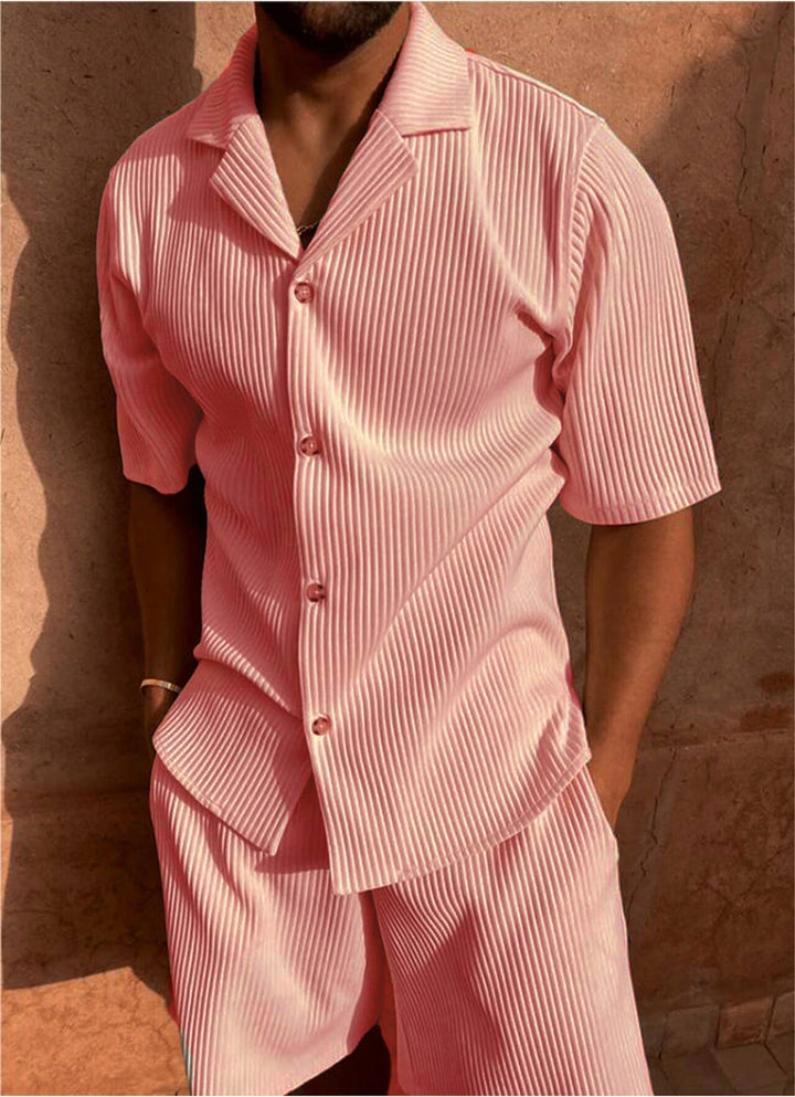 Estilo veraniego: Conjunto casual para hombre con camisa texturizada de manga corta y pantalón corto a la moda.