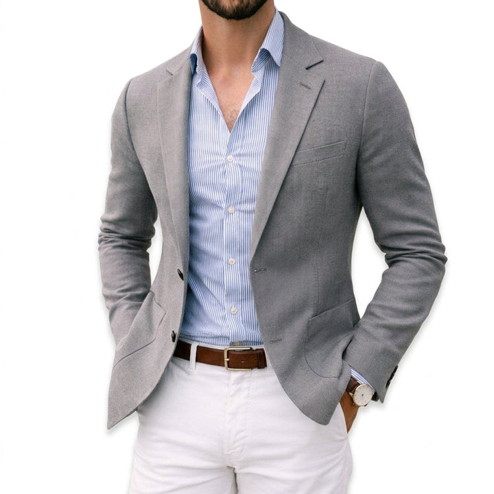 Textura suave del blazer entallado para hombre, confort flexible y diseño elegante para moda masculina contemporánea.