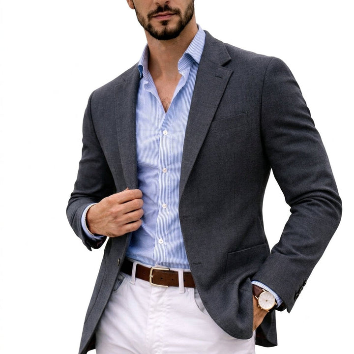Hombre luciendo blazer entallado versátil, perfecto como chaqueta casual o ropa de oficina, combina elegancia y comodidad.