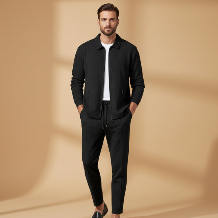 Hombre vistiendo conjunto deportivo de dos piezas: chaqueta y pantalón de chándal moderno y cómodo.