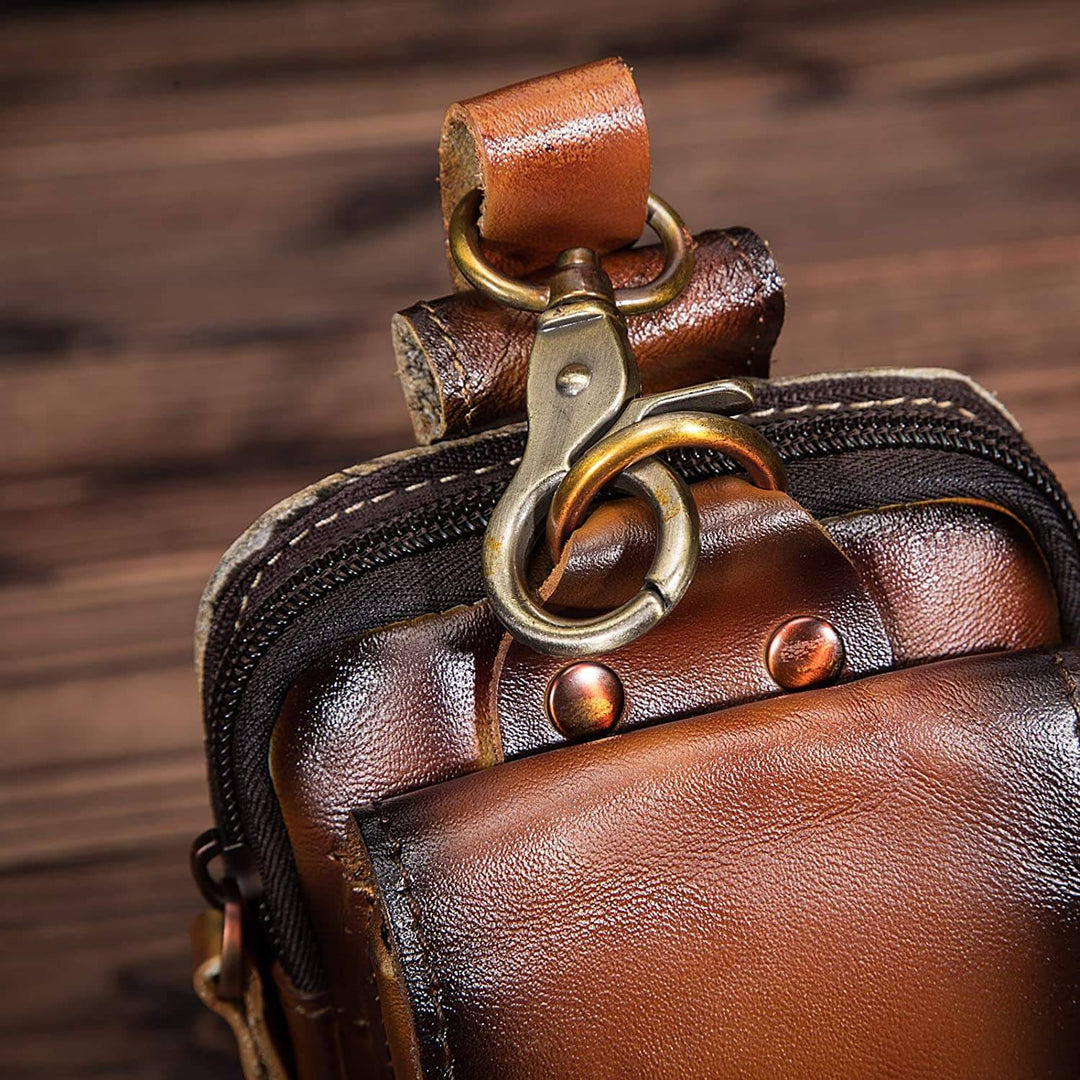Moda masculina: riñonera de cuero sintético marrón, compacta y funcional para la ciudad.